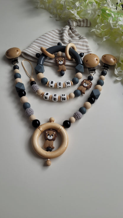 3tlg.Set Schnullerkette Kinderwagenkette & Greifring mit Namen Löwe beige grau