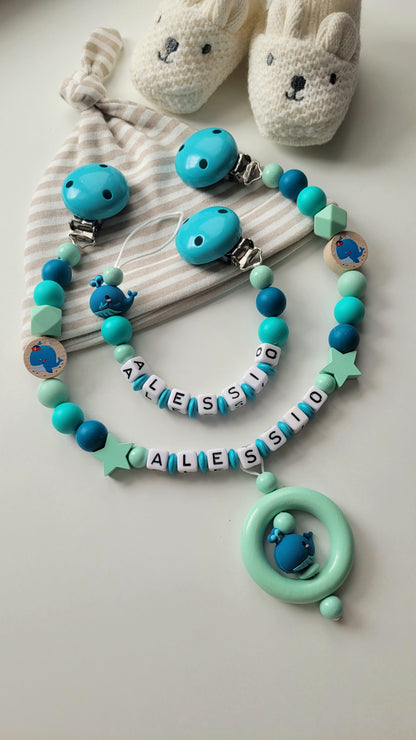 Kinderwagenkette & Schnullerkette mit Namen für Jungen Wal Fische türkis mint