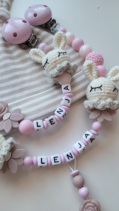 Kinderwagenkette & Schnullerkette mit Namen Hasen gehäkelt & Blumen rose