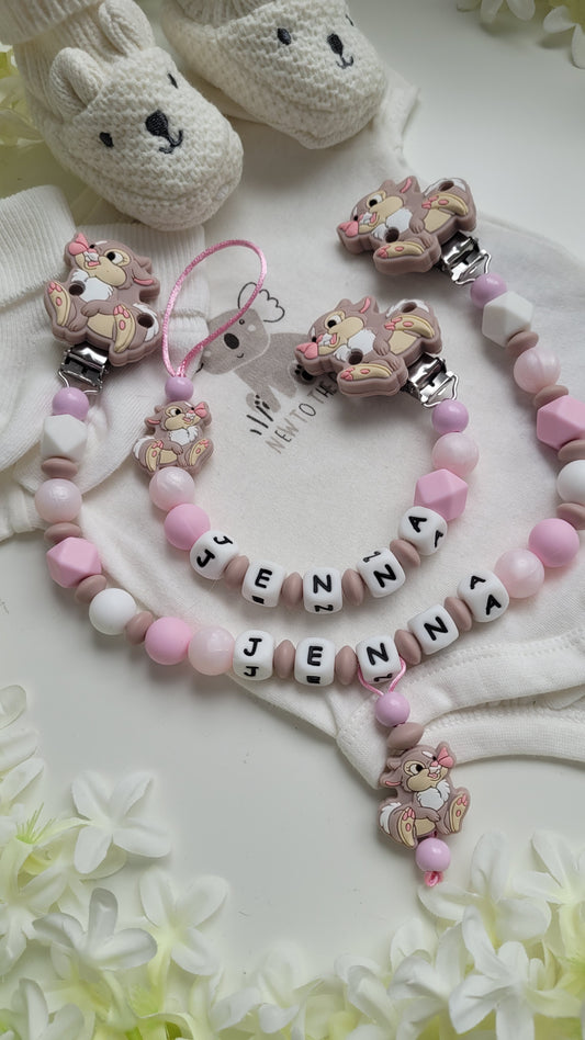 Kinderwagenkette & Schnullerkette mit Namen Hasen zart rose