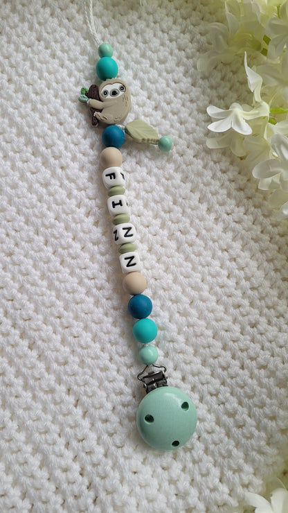 Schnullerkette für Jungen mit Namen Faultier türkis