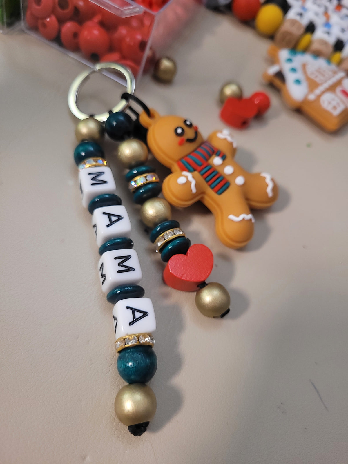 Personalisierter Schlüsselanhänger Weihnachten mit Lebkuchenmann, Herz und Holzperlen in Grün-Gold – bis zu 3 Namen