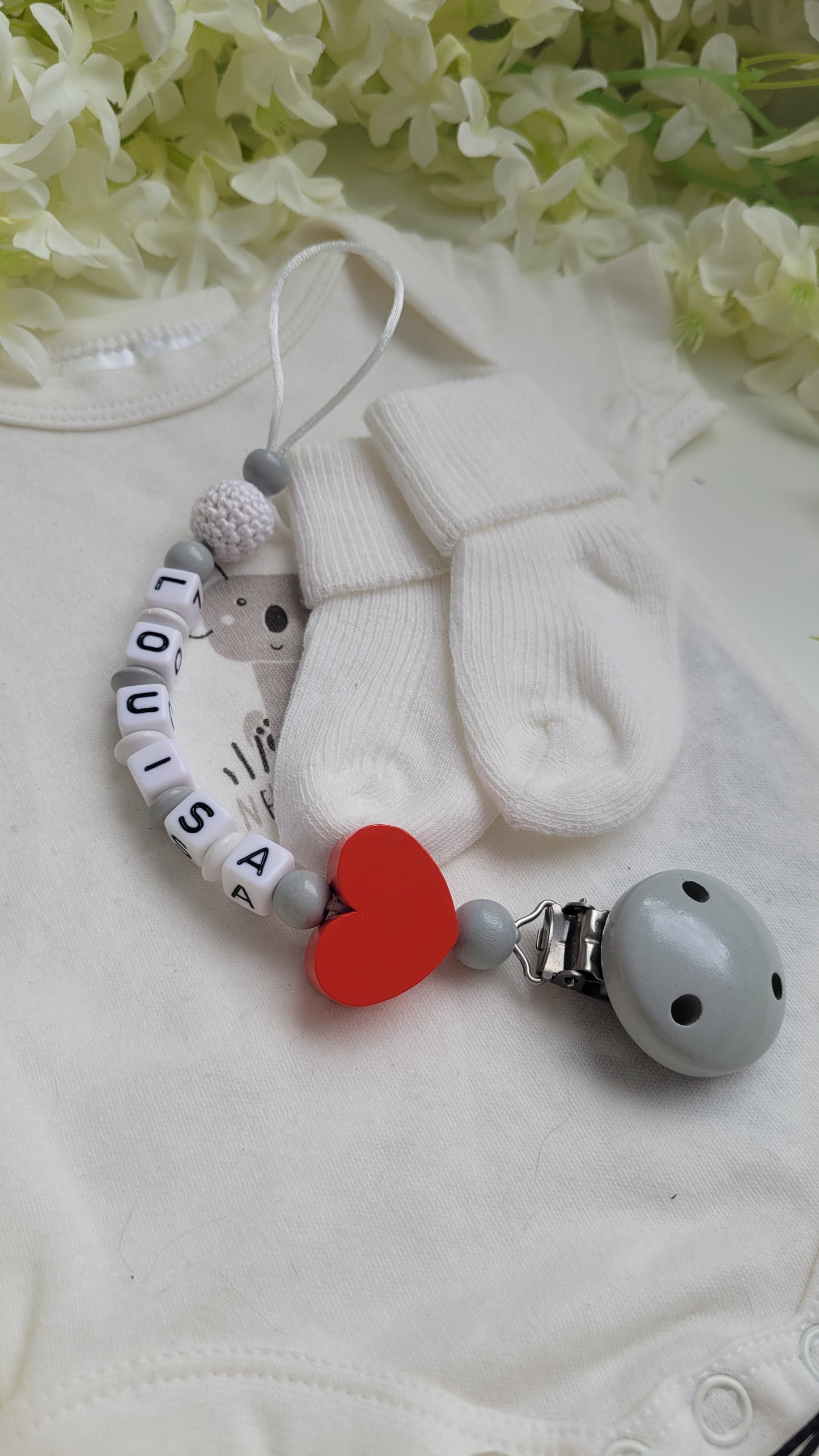 Schnullerkette mit Namen für Mädchen Herz grau weiss