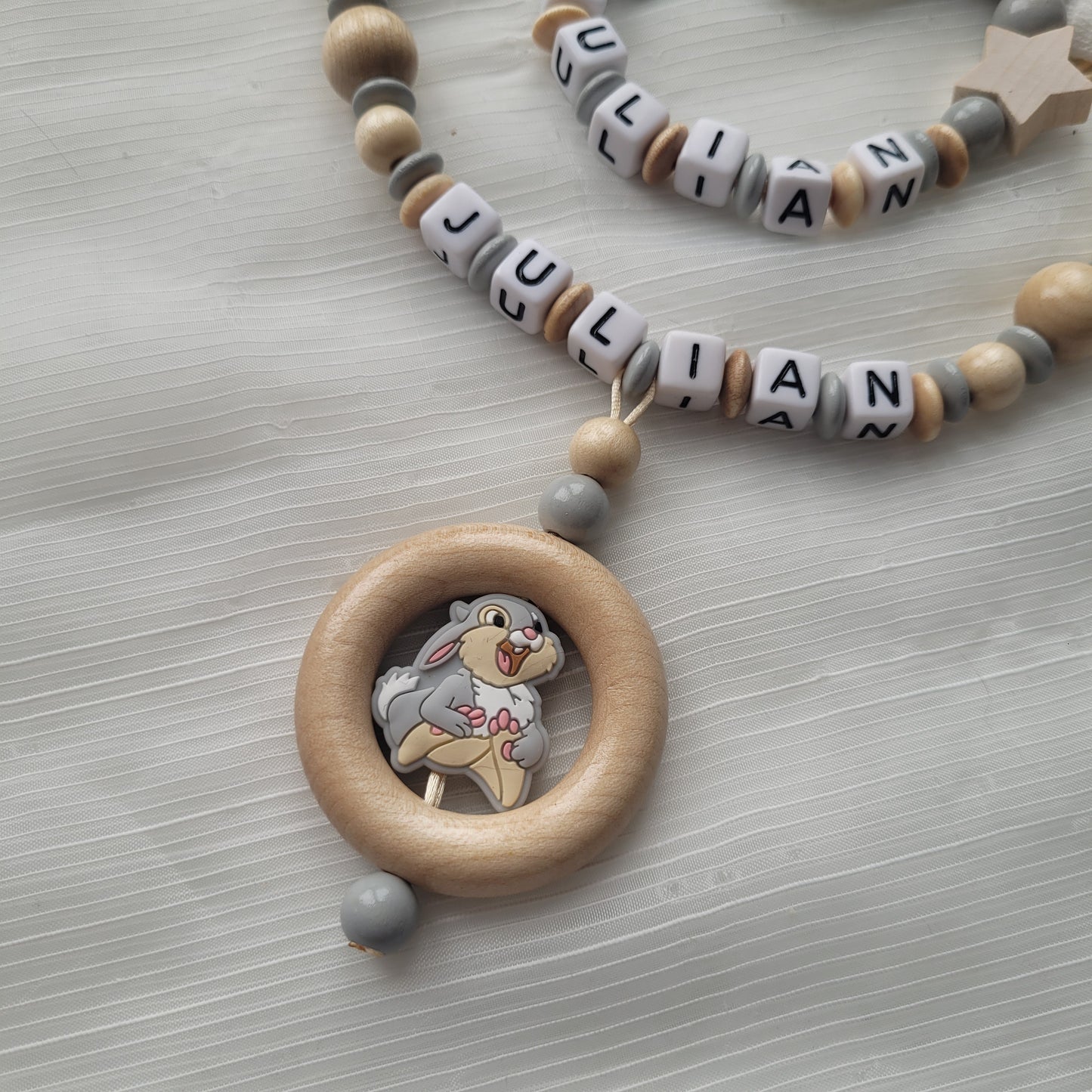 Kinderwagenkette & Schnullerkette mit Namen Hase grau holz
