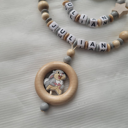 Kinderwagenkette & Schnullerkette mit Namen Hase grau holz