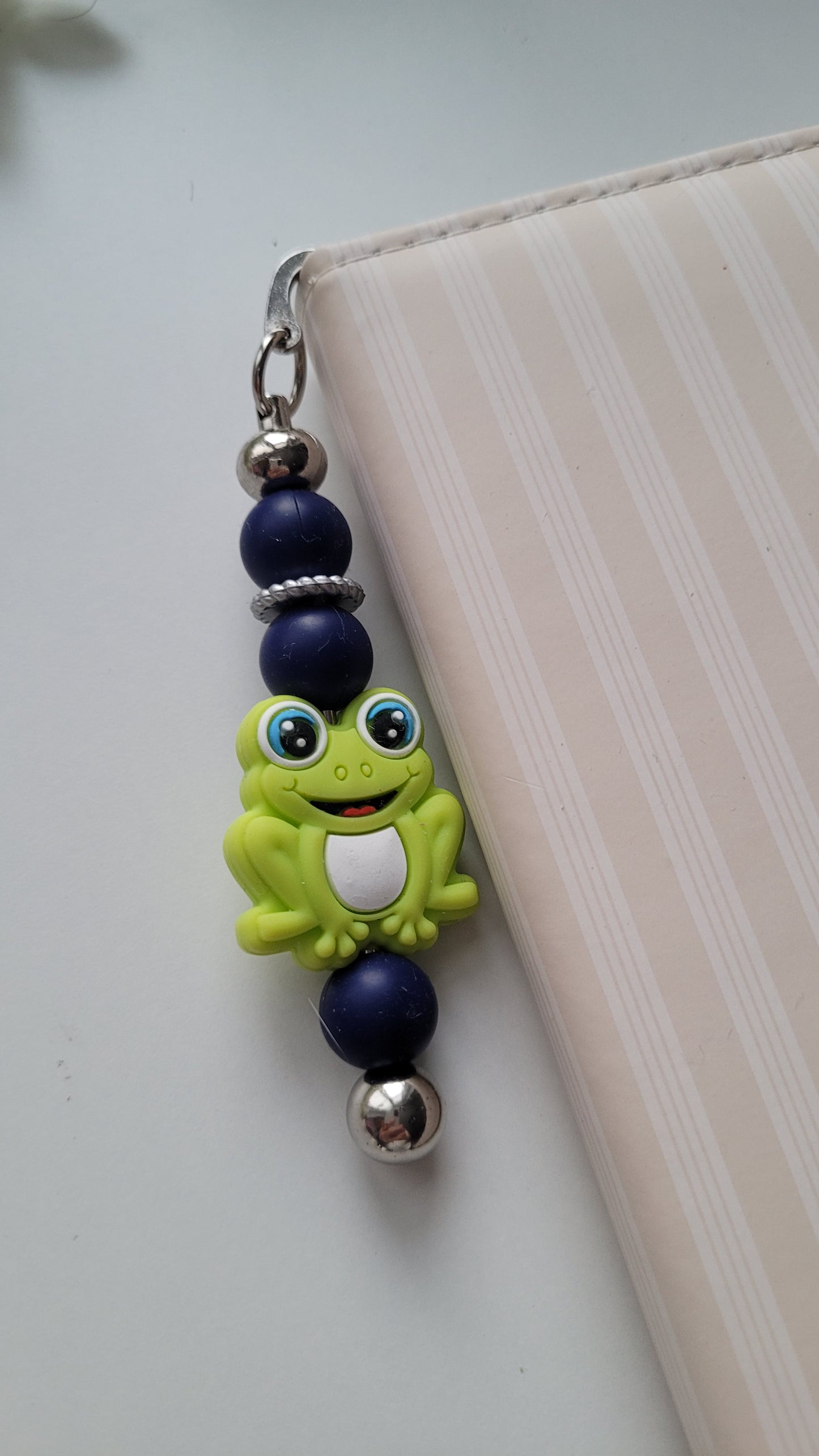 Lesezeichen Frosch dunkelblau silber
