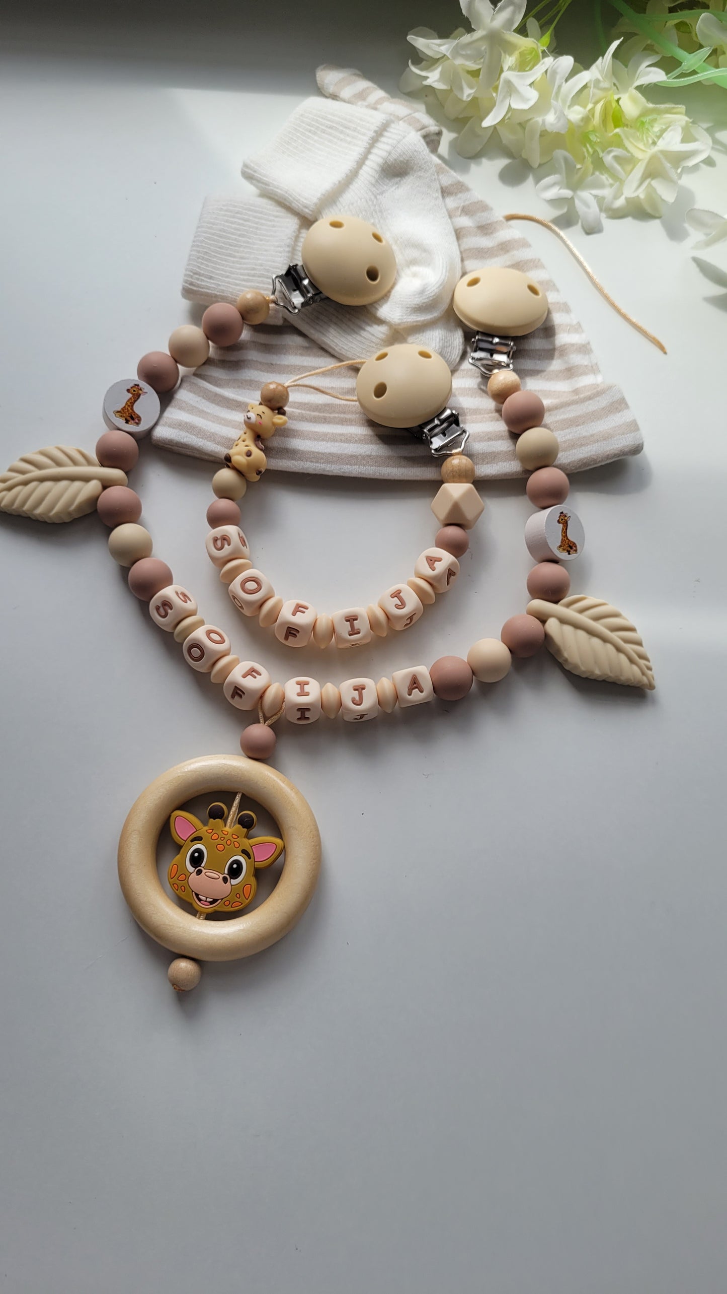 Kinderwagenkette & Schnullerkette mit Namen Giraffen beige braun