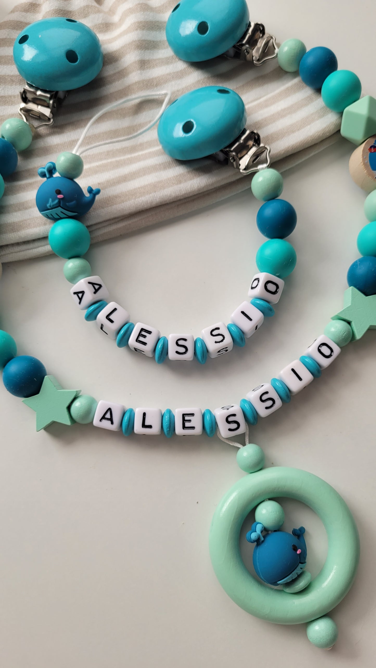 Kinderwagenkette & Schnullerkette mit Namen für Jungen Wal Fische türkis mint