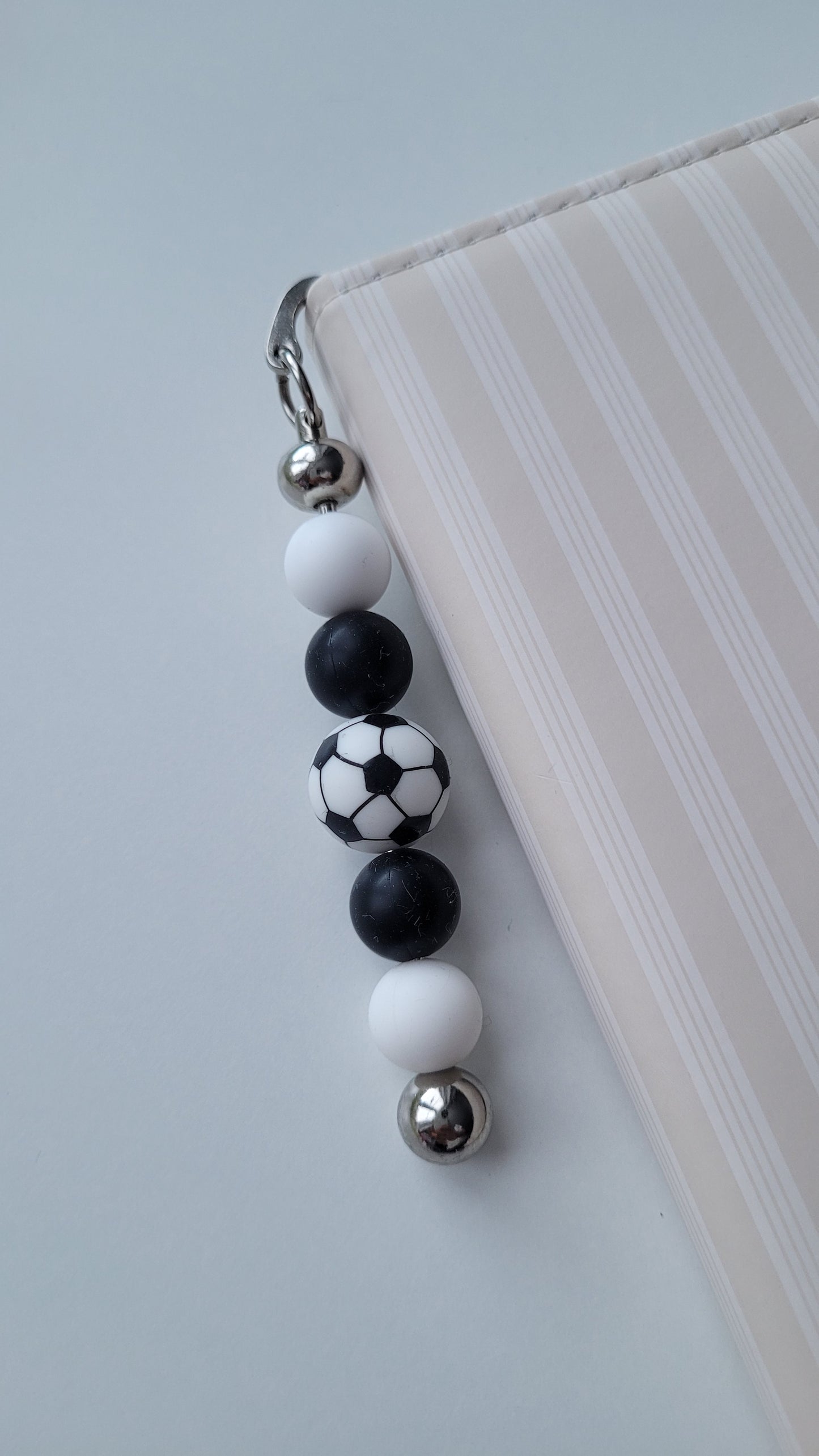 Lesezeichen Fussball schwarz weiß