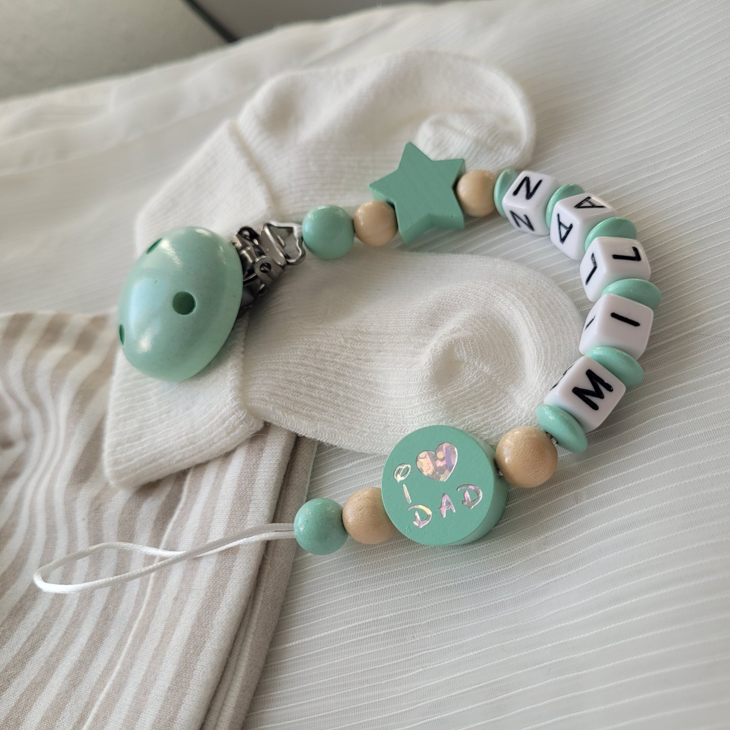 Schnullerkette mit Namen Stern & I love Mom und Dad mint holz