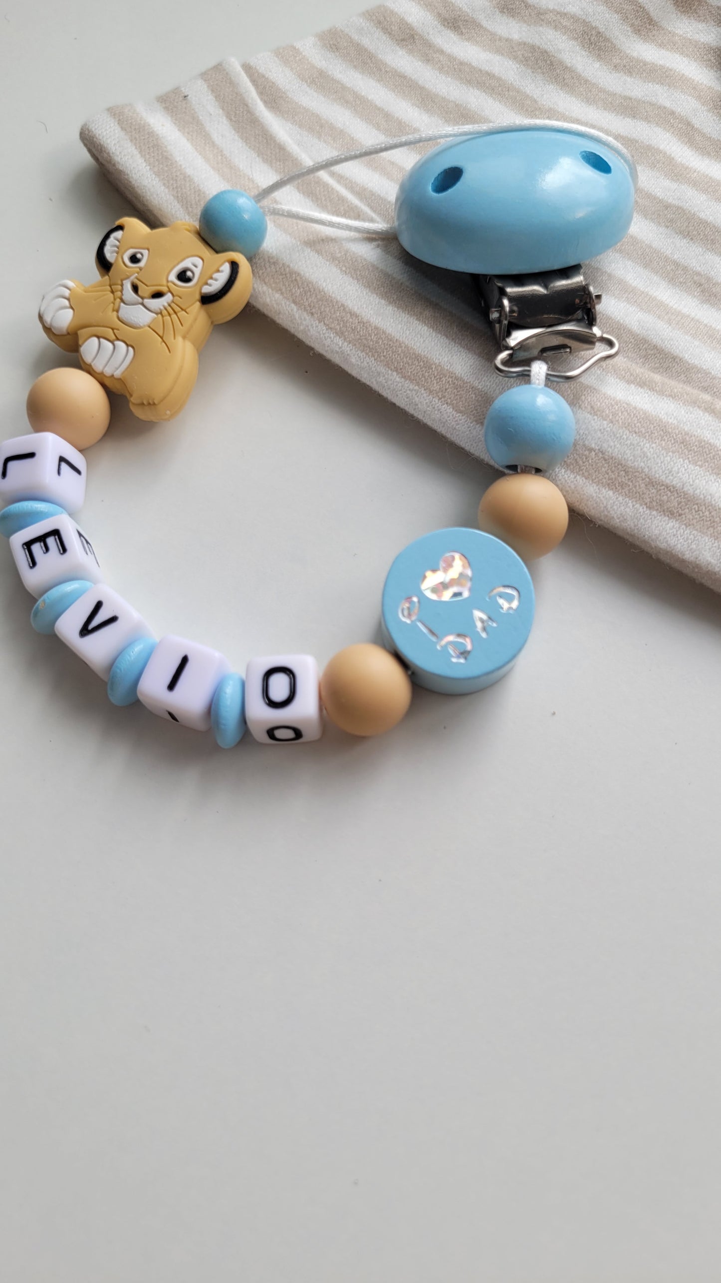 Schnullerkette mit Namen für Jungen Löwen blau beige weiss