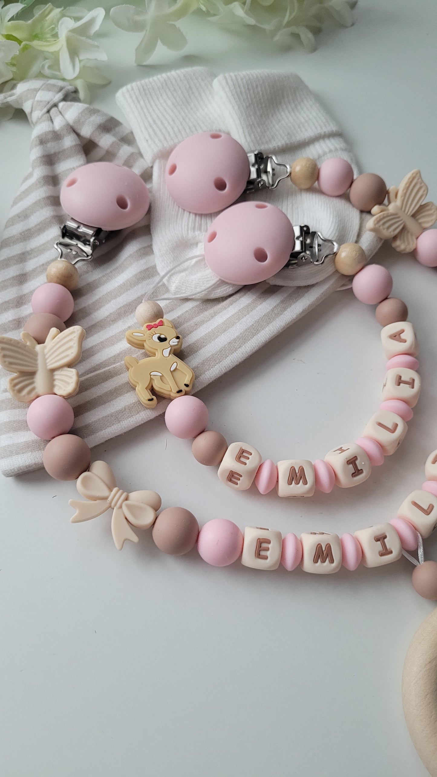 Kinderwagenkette & Schnullerkette mit Namen Schmetterling Reh altrose taupe