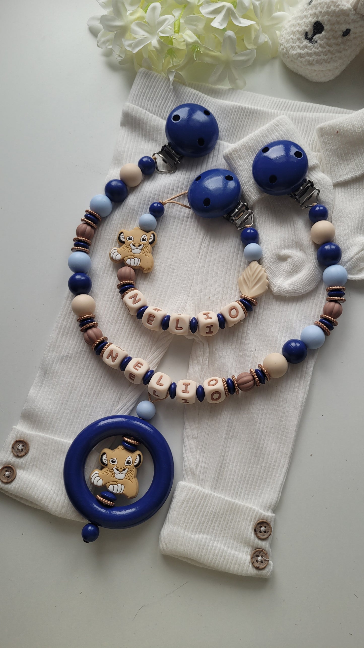 Kinderwagenkette & Schnullerkette mit Namen Löwen & Blätter