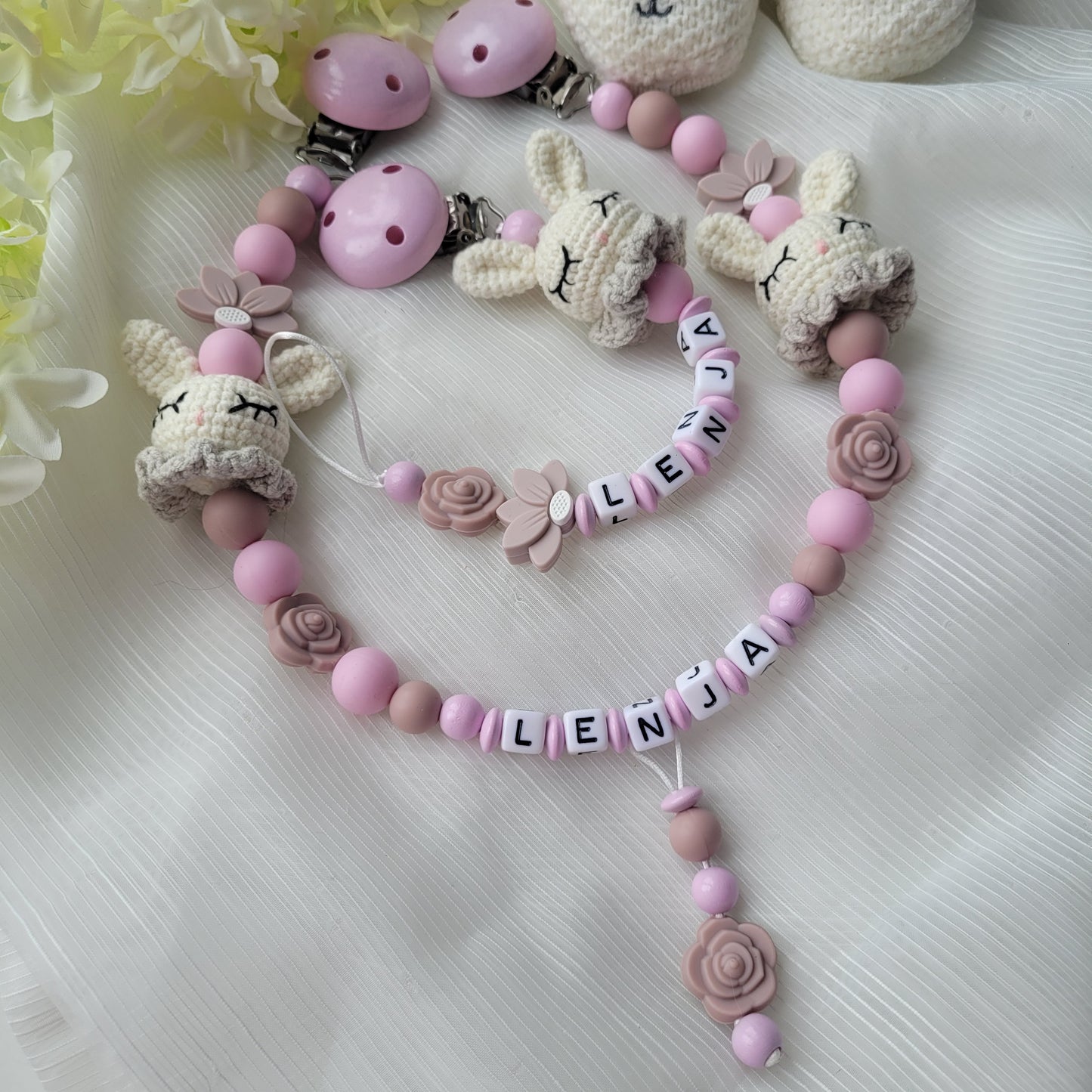 Kinderwagenkette & Schnullerkette mit Namen Hasen gehäkelt & Blumen rose