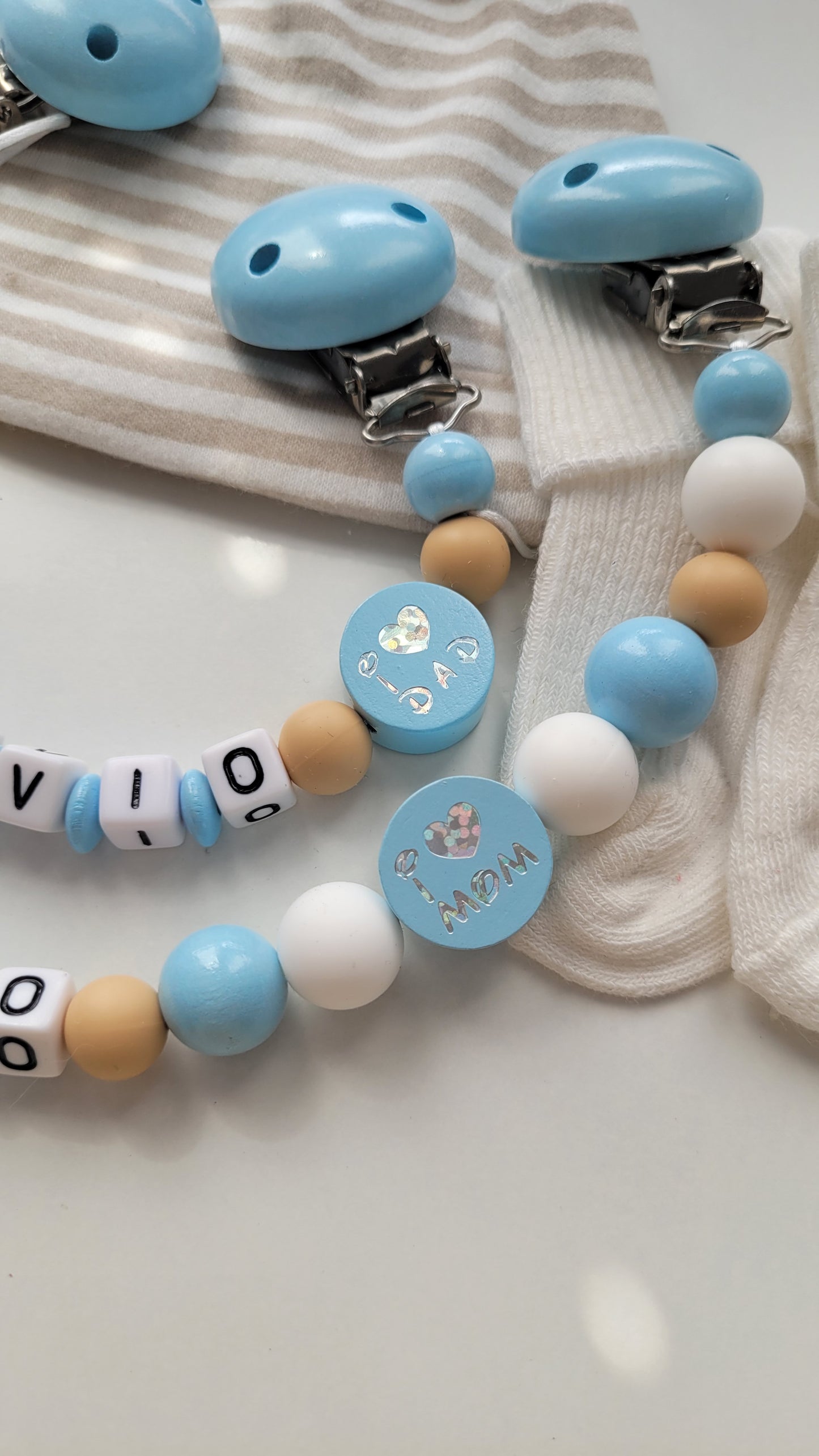 Kinderwagenkette & Schnullerkette mit Namen Löwen i love Mom und Dad blau beige weiss