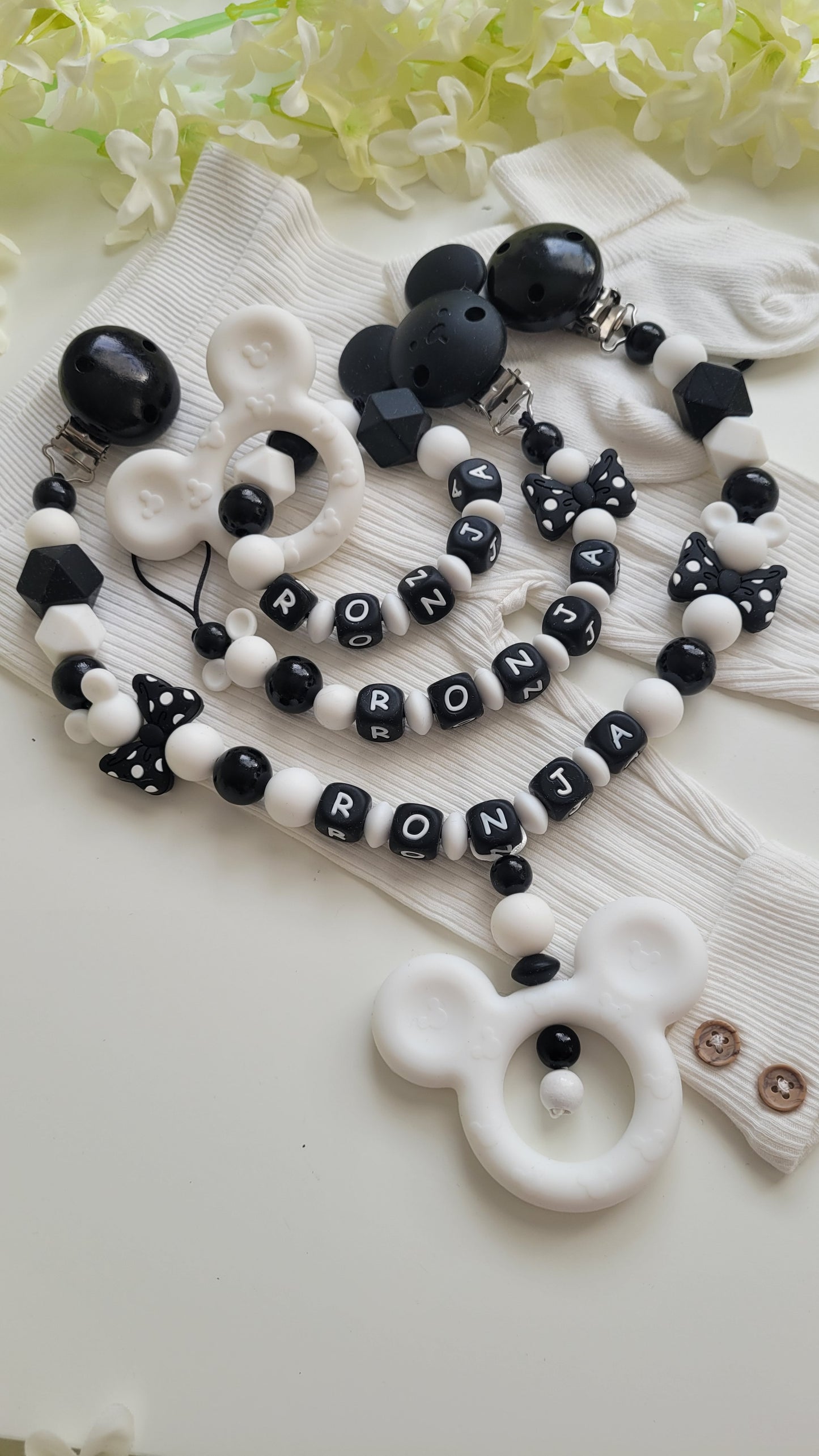Komplett Set 3tlg Schnullerkette Kinderwagenkette Greifring mit Namen Maus schwarz weiß