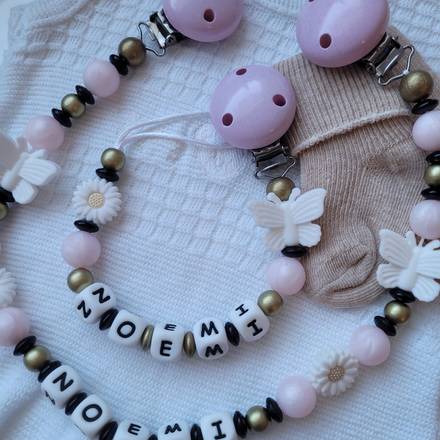 Kinderwagenkette & Schnullerkette mit Namen Schwan Schmetterling rosa schwarz gold