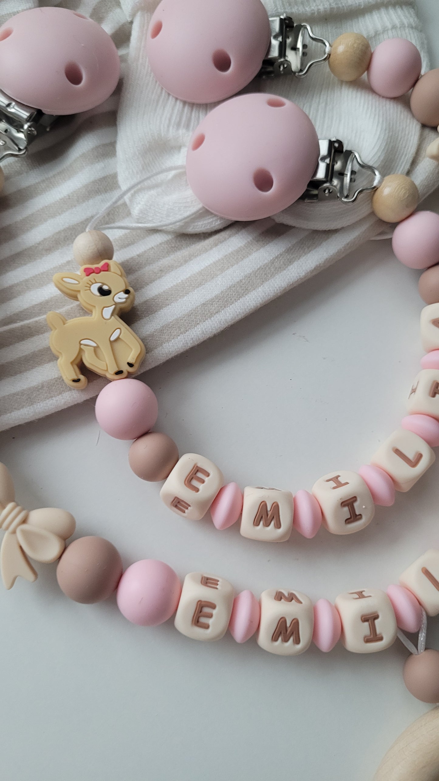 Kinderwagenkette & Schnullerkette mit Namen Schmetterling Reh altrose taupe