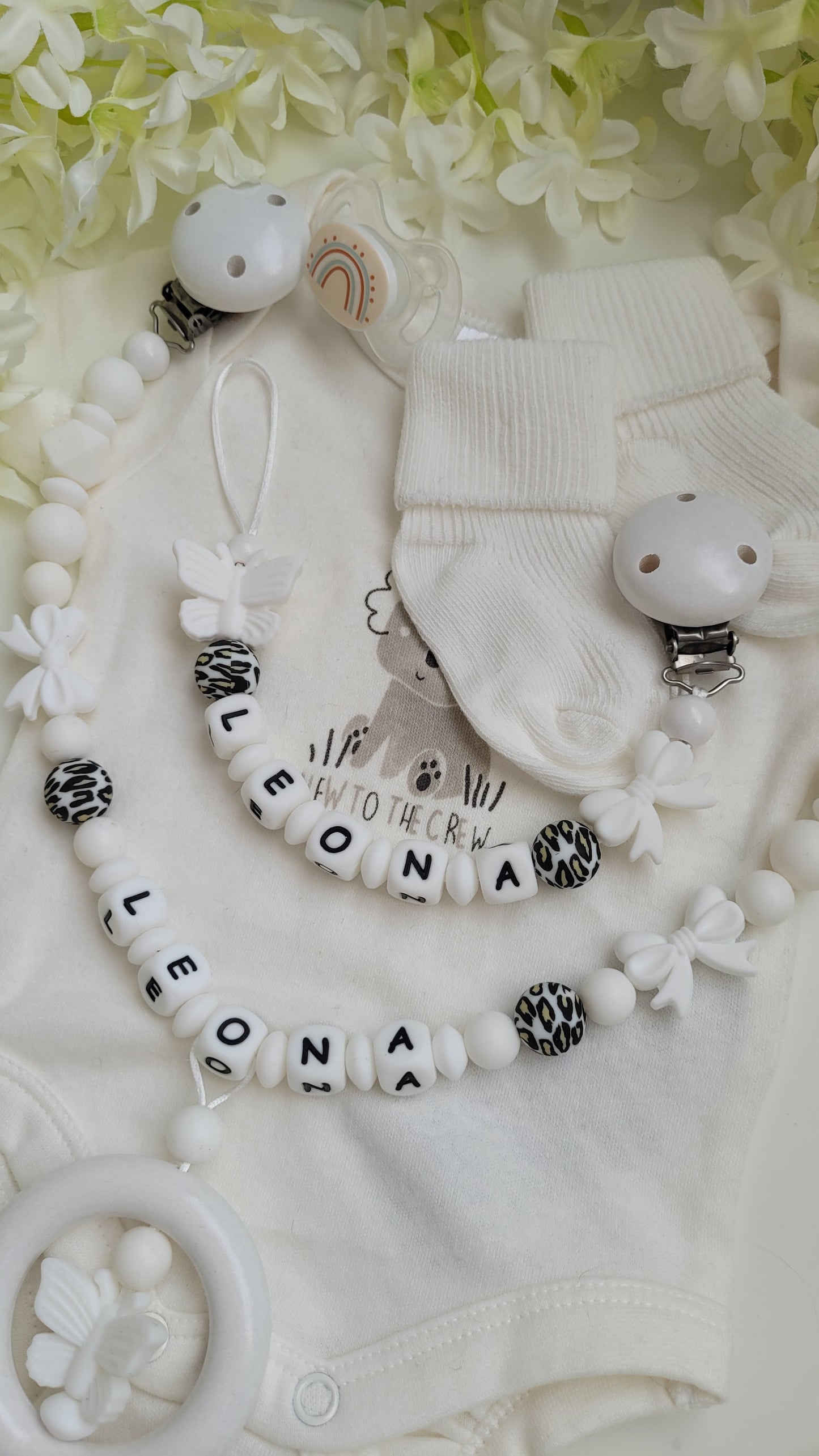 Kinderwagenkette & Schnullerkette mit Namen Schmetterling weiß leo