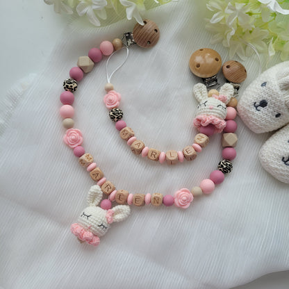 Kinderwagenkette & Schnullerkette mit Namen Hasen gehäkelt & Blumen leo apricot