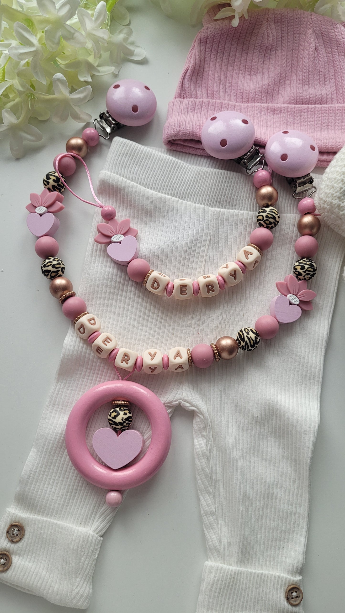 3er Set Kinderwagenkette, Schnullerkette & Greifring mit Namen – Herz