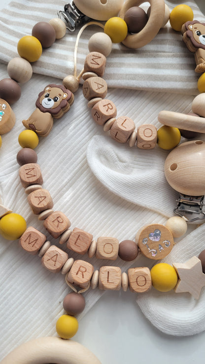 3er Set Schnullerkette Kinderwagenkette & Greifring mit Namen Löwe & i love Mom und Dad  senfgelb braun