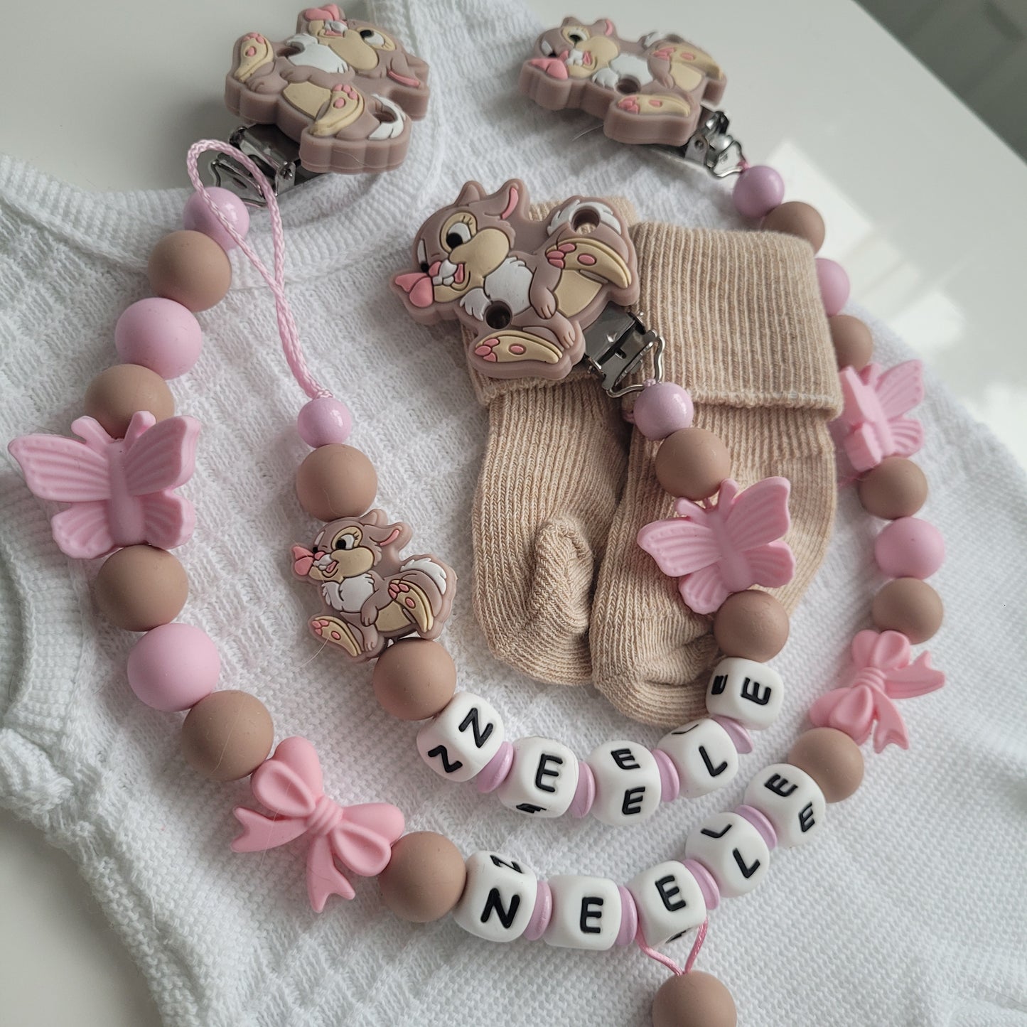 Kinderwagenkette & Schnullerkette mit Namen Hase Schmetterling rosa taupe