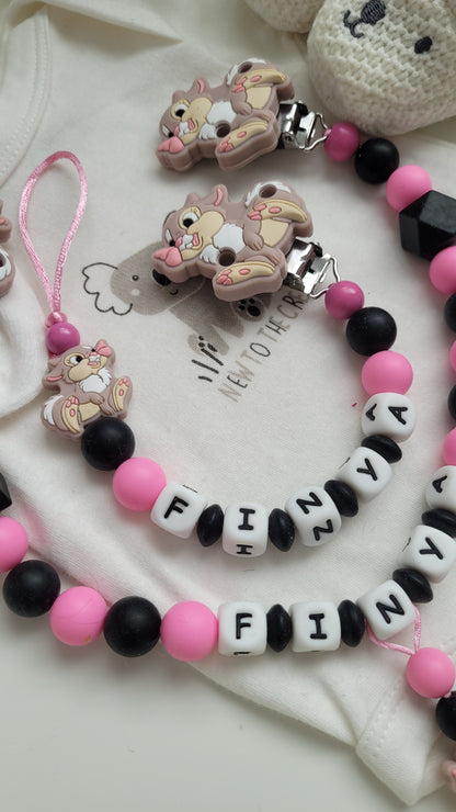 Kinderwagenkette & Schnullerkette mit Namen Hasen schwarz pink