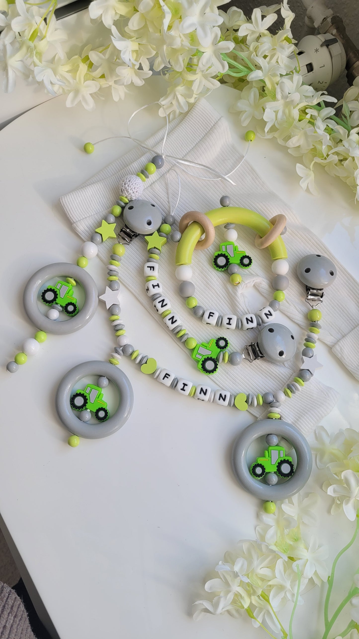 4tlg.Set Schnullerkette Kinderwagenkette, Spieleanhänger & Greifring mit Namen Traktor grün grau