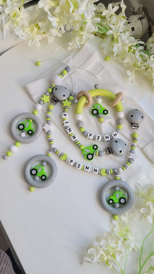 4tlg.Set Schnullerkette Kinderwagenkette, Spieleanhänger & Greifring mit Namen Traktor grün grau