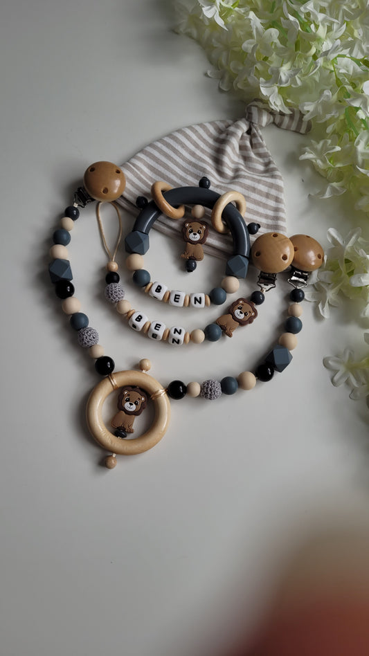 3tlg.Set Schnullerkette Kinderwagenkette & Greifring mit Namen Löwe beige grau
