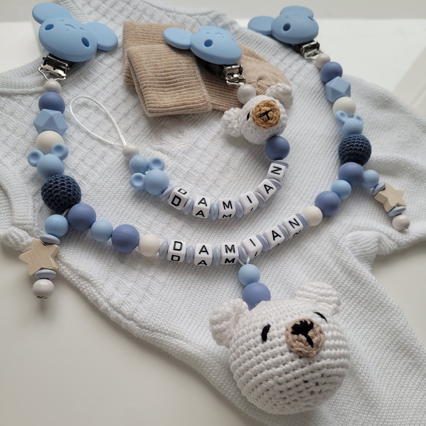 Kinderwagenkette & Schnullerkette mit Namen Teddy und Maus weiss blau
