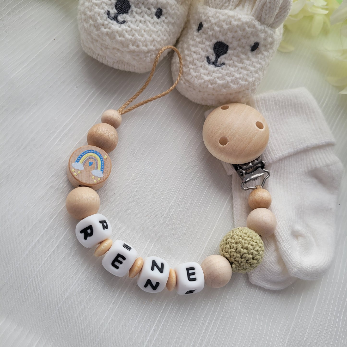 Schnullerkette mit Namen für Mädchen und Jungen Herz & Häkelperle salbei grün holz