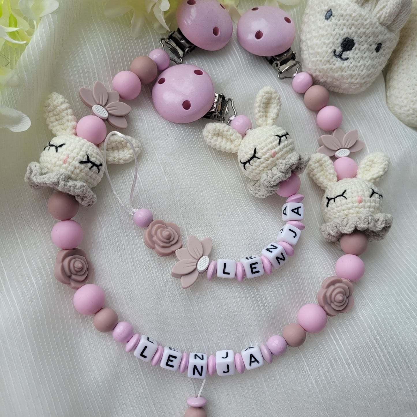 Kinderwagenkette & Schnullerkette mit Namen Hasen gehäkelt & Blumen rose