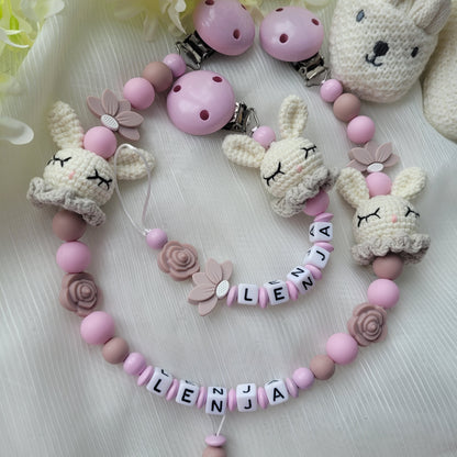 Kinderwagenkette & Schnullerkette mit Namen Hasen gehäkelt & Blumen rose