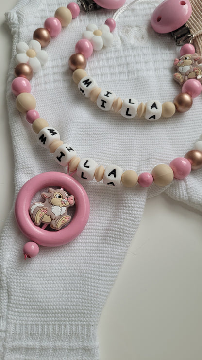 Kinderwagenkette & Schnullerkette mit Namen Hasen perlgold glitzerrosa
