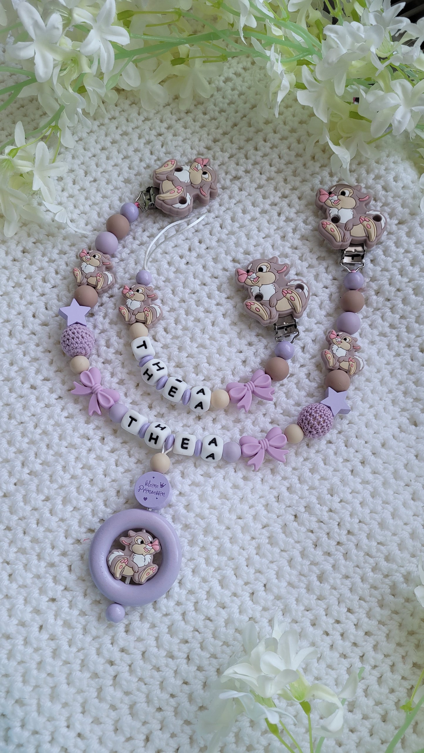 Kinderwagenkette & Schnullerkette mit Namen Hasen flieder