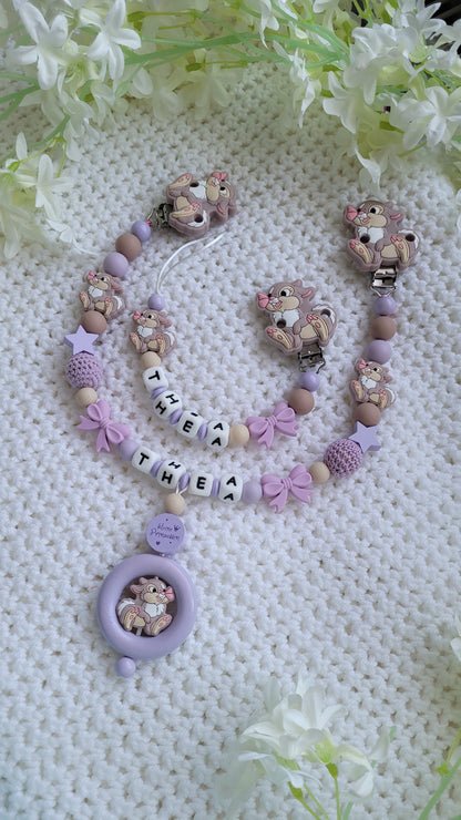 Kinderwagenkette & Schnullerkette mit Namen Hasen flieder