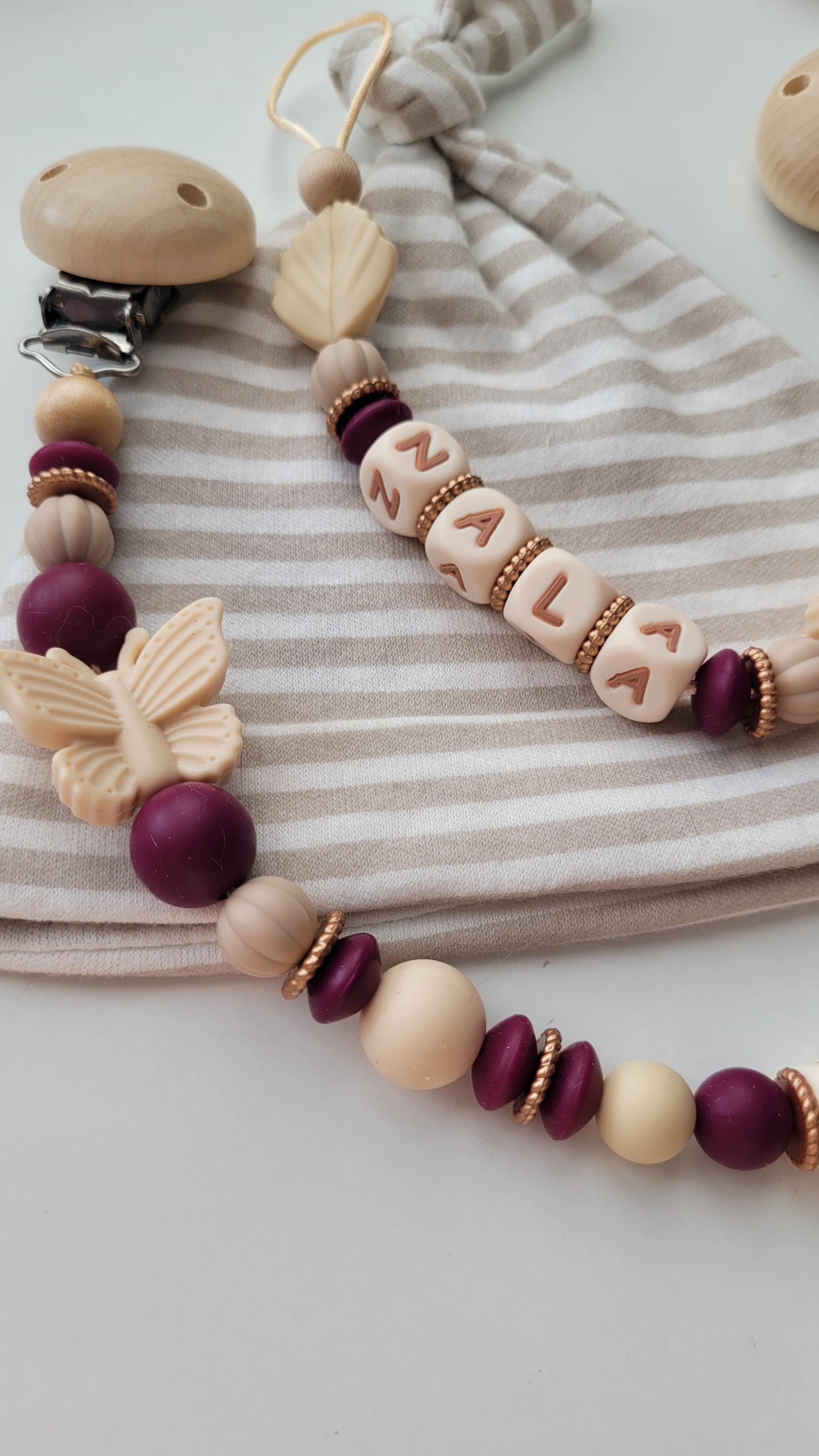 Kinderwagenkette & Schnullerkette mit Namen Schmetterling & Blatt bordaux beige braun