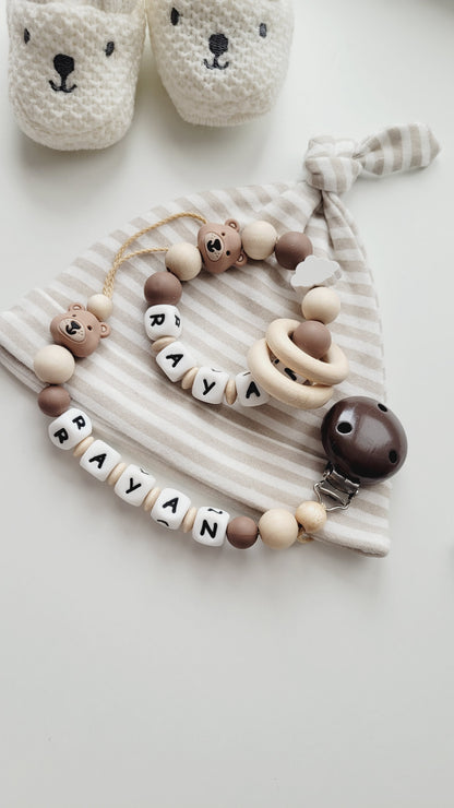 Schnullerkette Kinderwagenkette & Beissring mit Namen Teddybär Sterne & Wolken beige braun