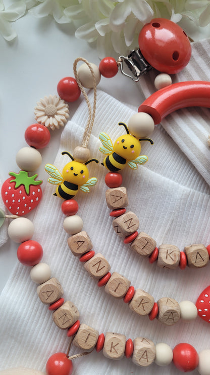 3er Set Kinderwagenkette & Schnullerkette + Greifring mit Namen für Mädchen Erdbeeren und Bienen