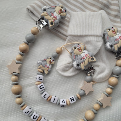 Kinderwagenkette & Schnullerkette mit Namen Hase grau holz