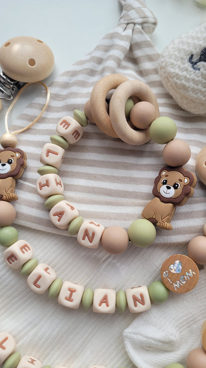 3er Set Schnullerkette Kinderwagenkette & Greifring mit Namen Löwe & i love Mom und Dad salbei beige