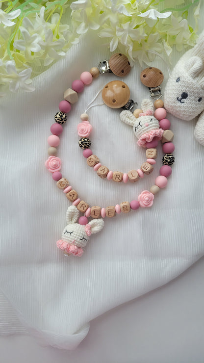 Kinderwagenkette & Schnullerkette mit Namen Hasen gehäkelt & Blumen leo apricot