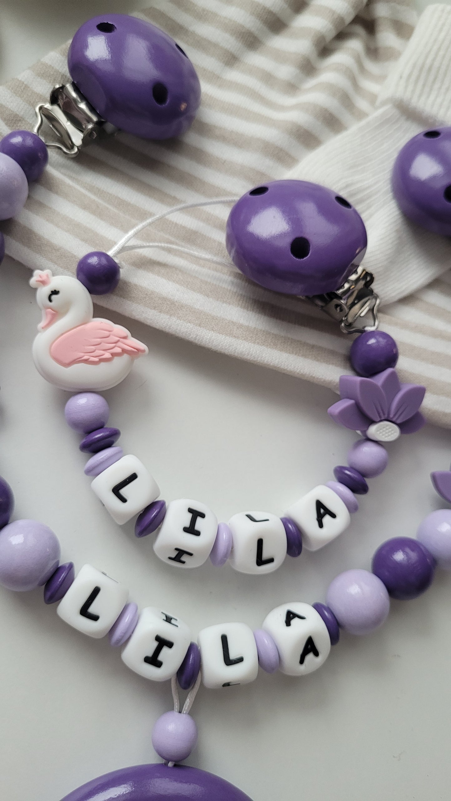 Kinderwagenkette & Schnullerkette mit Namen Schwan flieder lila