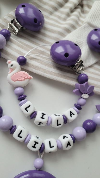 Kinderwagenkette & Schnullerkette mit Namen Schwan flieder lila