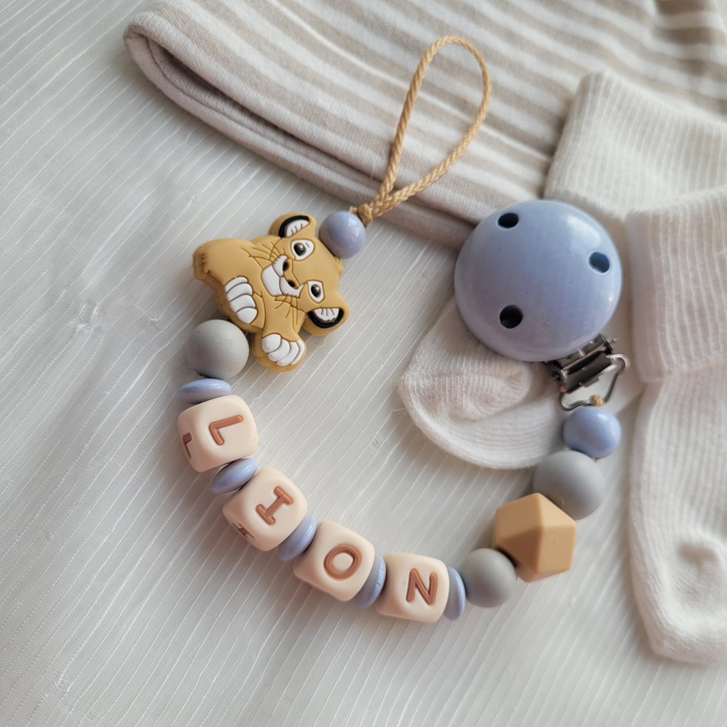 Schnullerkette mit Namen für Jungen Löwe graublau beige
