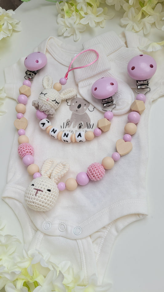 Kinderwagenkette & Schnullerkette mit Namen Hase rosa beige