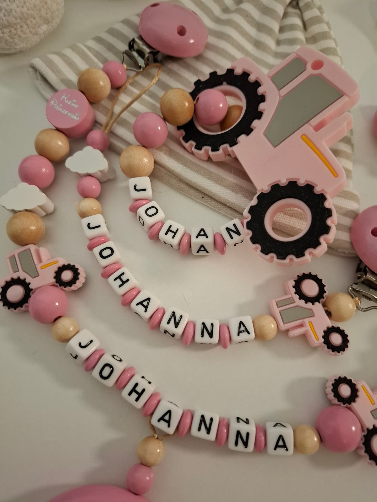 3er-Set Schnullerkette Kinderwagenkette & Greifring mit Namen Traktor rosa holz
