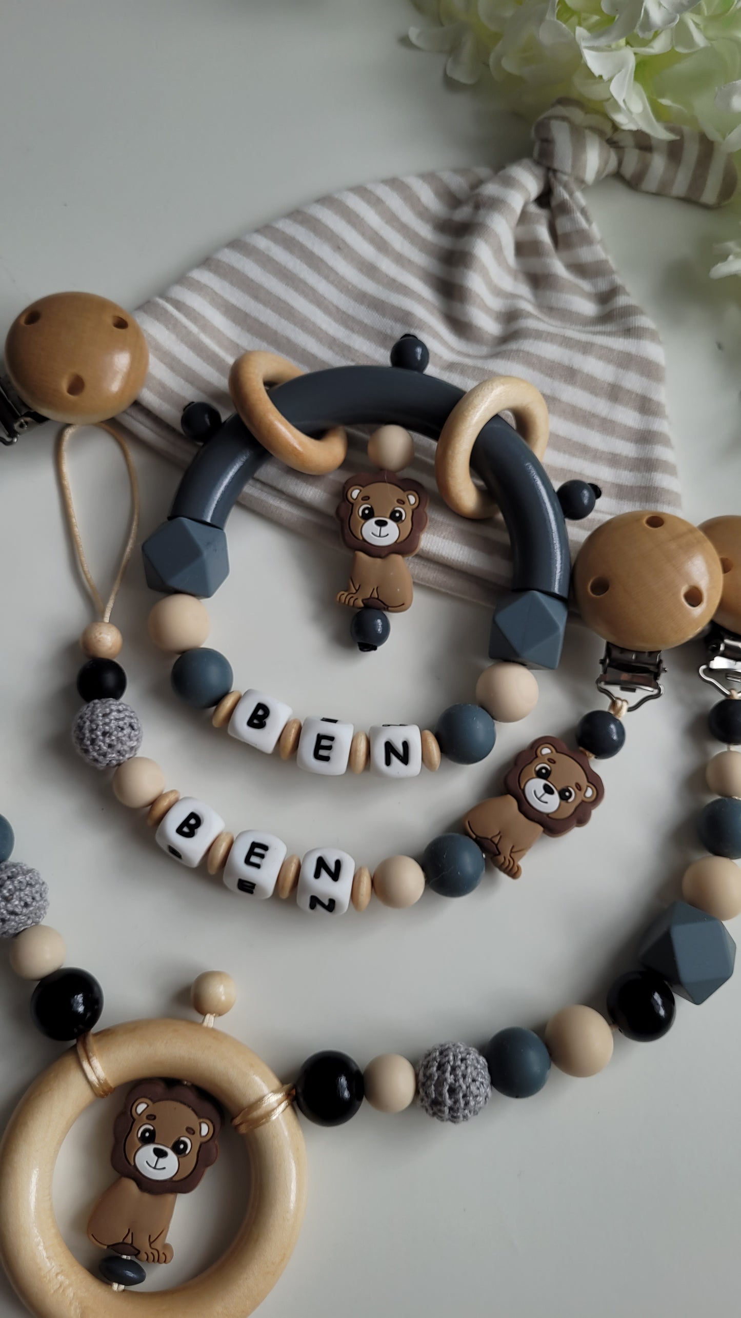 3tlg.Set Schnullerkette Kinderwagenkette & Greifring mit Namen Löwe beige grau